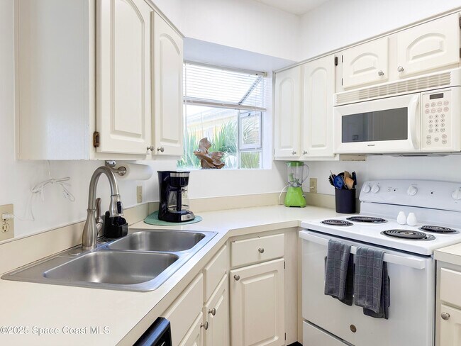 Building Photo - 1900 Brittany Dr