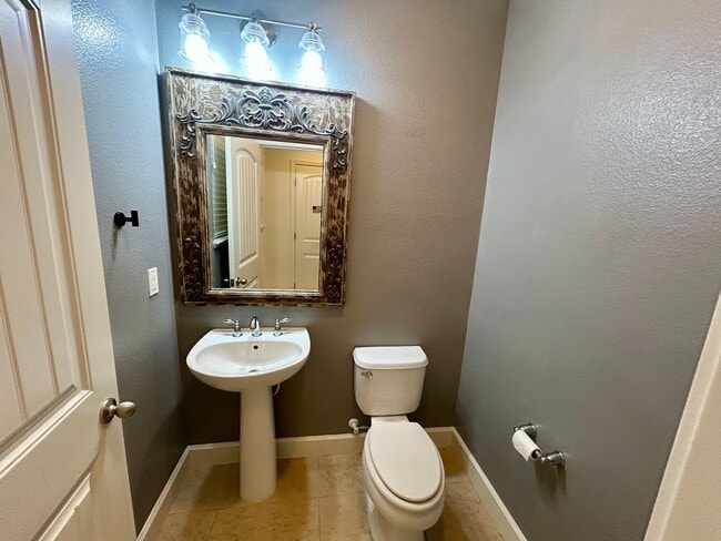 Building Photo - Ideal 4 bedroom home, walking distance to ...