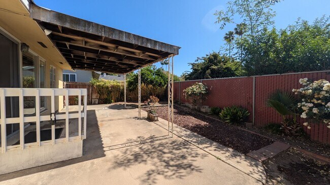 Building Photo - College Area House