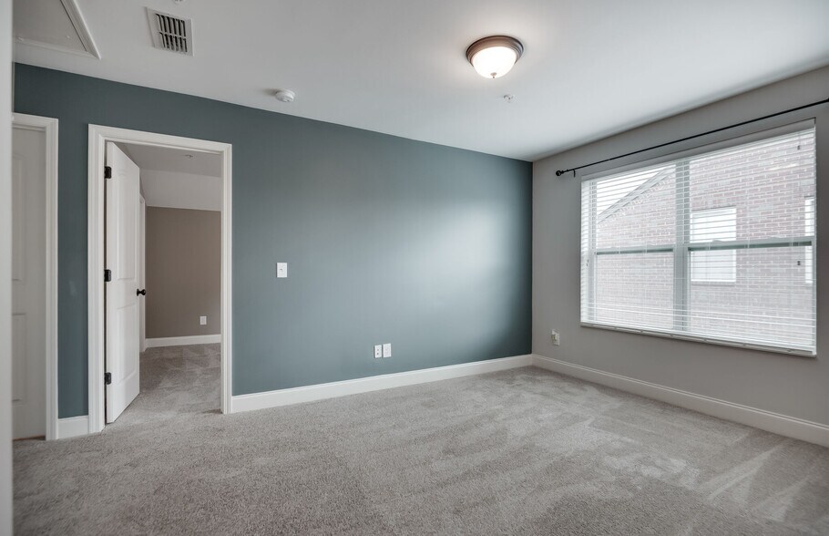 Building Photo - 141 Ambassador Private Cir