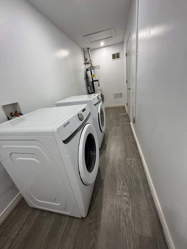 Building Photo - 1016 E Cottonwood Dr