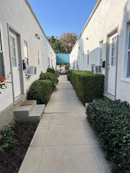 Building Photo - 1114 4/5 Tamarind Ave