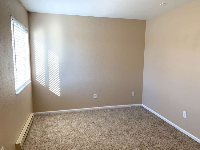 Building Photo - "Spacious 4-Bedroom Haven with 2 Full Baths in Prime Fort Collins Location!"