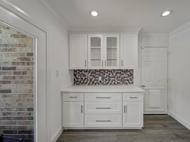 Building Photo - 1121 Bass Dr