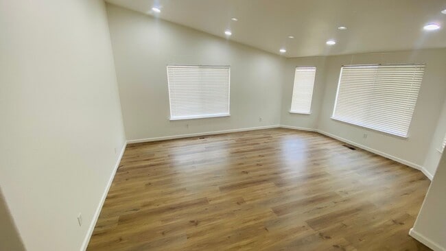 Building Photo - Gorgeous Remodeled Spacious 4 bedroom