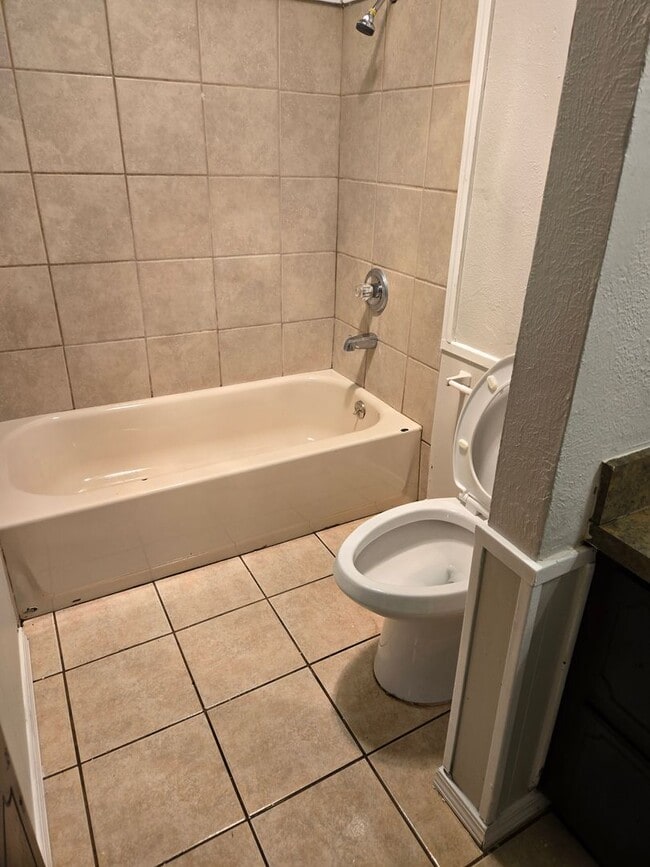 Building Photo - Charming 1-Bedroom Quad in Fort Worth – 80...