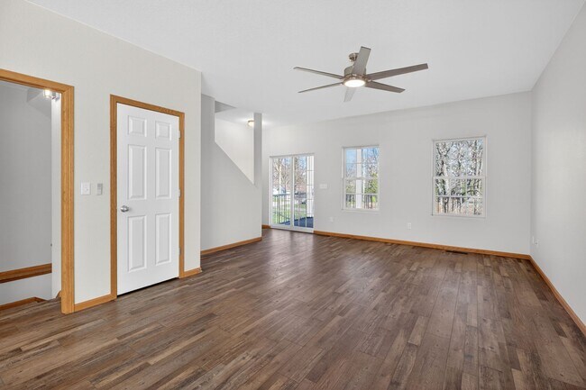 Building Photo - 3 Bedroom 3.5 bath