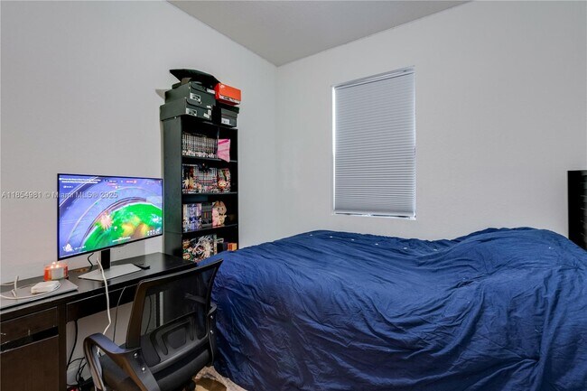 Building Photo - 1150 SW 6th Ave