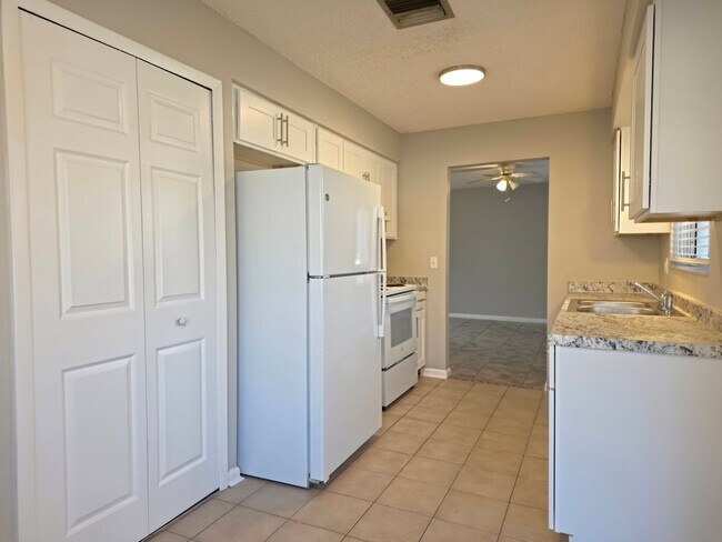 Building Photo - Freshly Updated 2/1 House with Garage in Deltona!