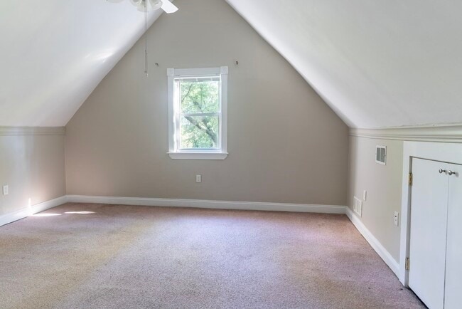 Building Photo - 198 School St