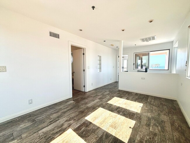 Building Photo - 1605-1612 E Seal Way