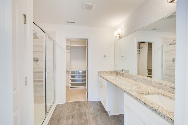 Building Photo - Like New End Unit Condo, 3 Bed 2.5 Bath