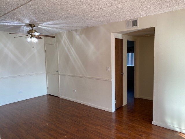 Building Photo - 5S100 Pebblewood Ln