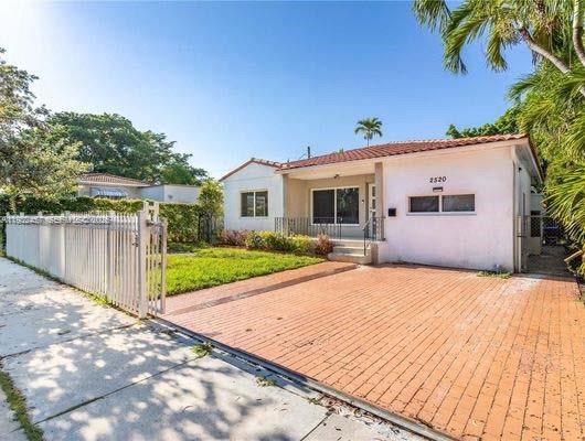 Building Photo - 2520 SW 22nd Terrace