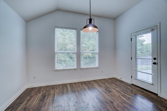 Building Photo - 3900 Sierra Vista Way