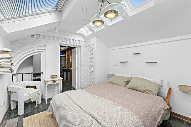 Building Photo - 304 N Alfred St