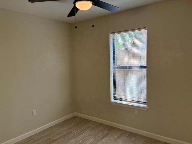 Building Photo - 705 Bustamante St