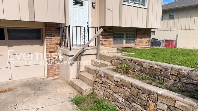 Building Photo - Beautiful 3-Bedroom Home with Modern Comforts / Pet-Friendly / Vouchers Accepted / Available Now!