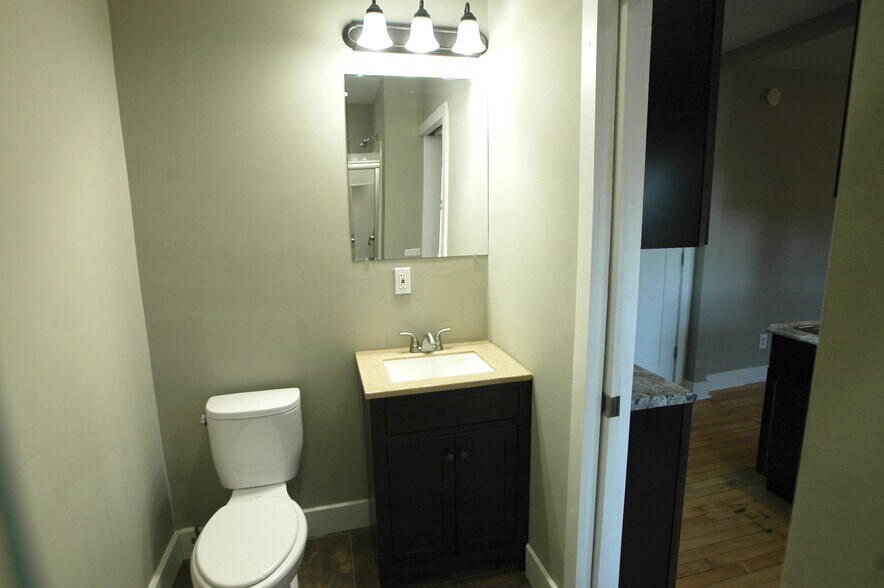 bathroom - 108 King St