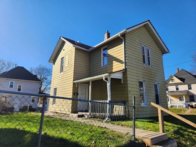 Primary Photo - 4 bed 1 bath house