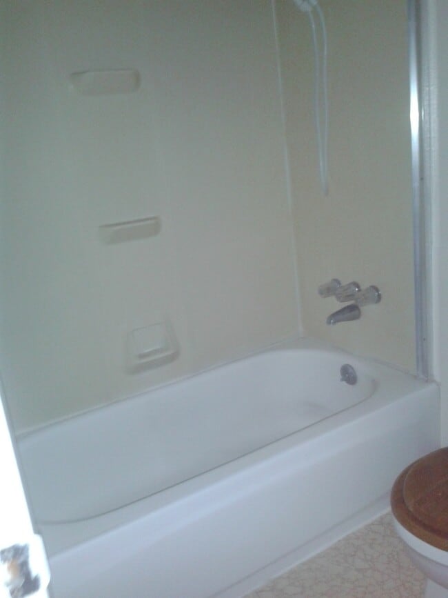 Building Photo - Spacious 3 bedroom 2 bath home located in Modesto