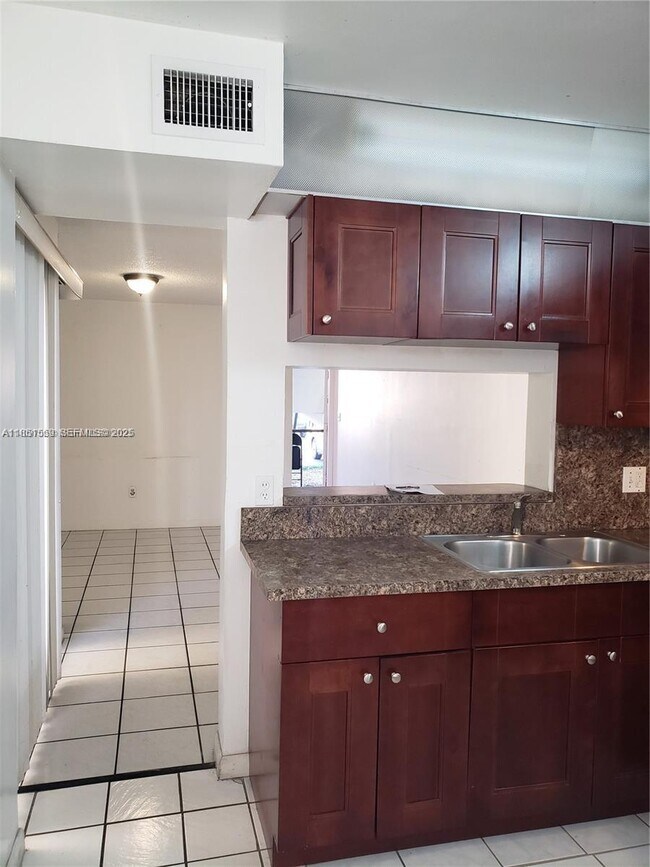 Building Photo - 1120 N Franklin Ave