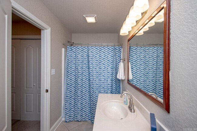 Building Photo - 451 Lakeland Dr