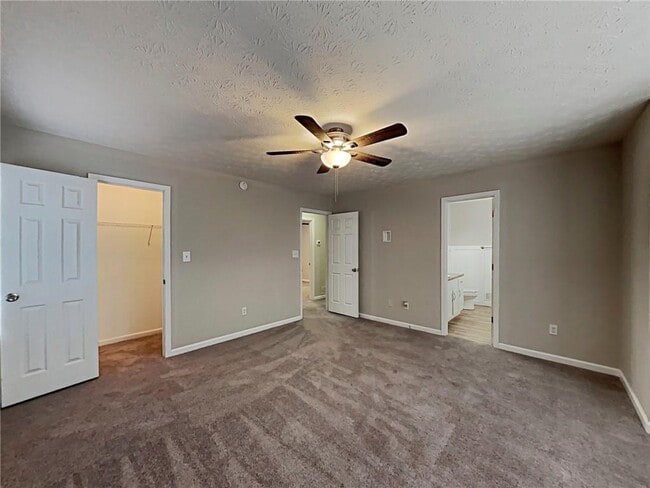 Building Photo - 383 Robin Hood Dr