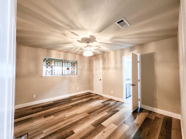 Building Photo - 9750 Hillis St