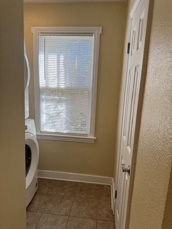 Building Photo - Charming 2-bedroom home available now in E...