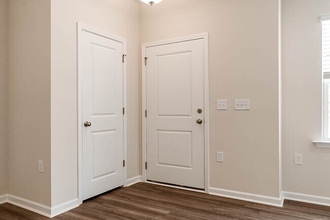 Building Photo - Cozy Townhome with 2 car garage!