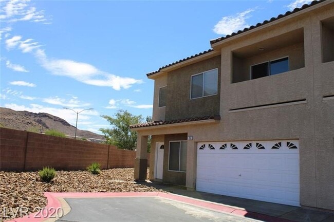 Building Photo - Bright & Beautiful 3-Bed Townhome with Bal...