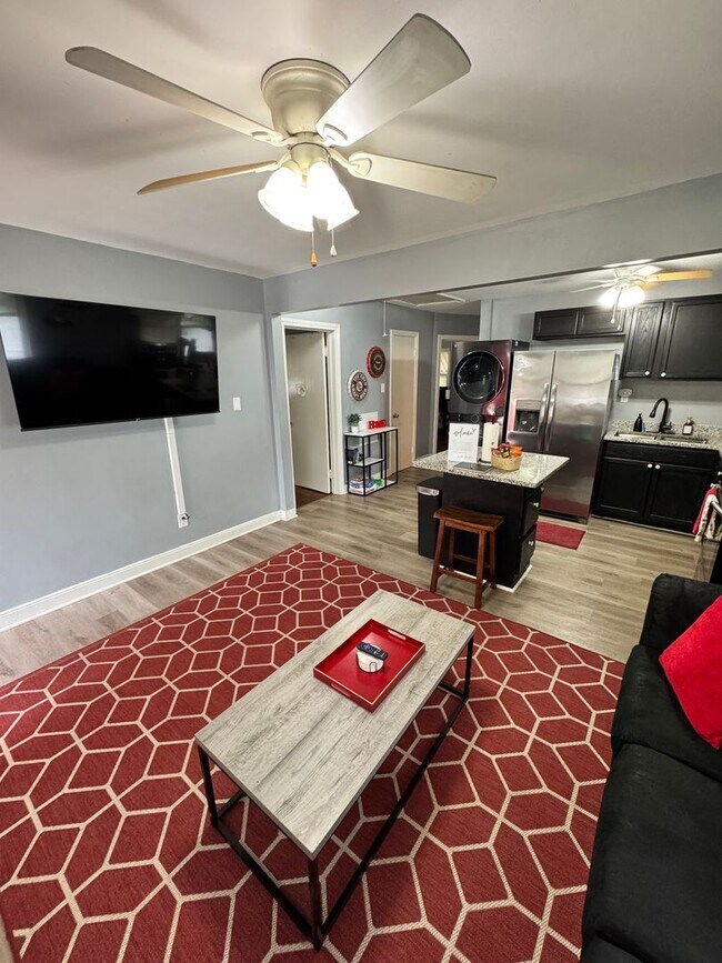 Building Photo - 3 Bed 3 Bath House near VCU and Byrd Park!