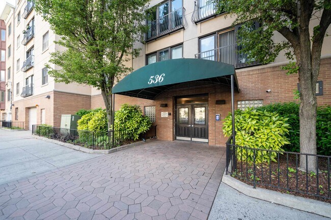 Building Photo - 536 Grand St
