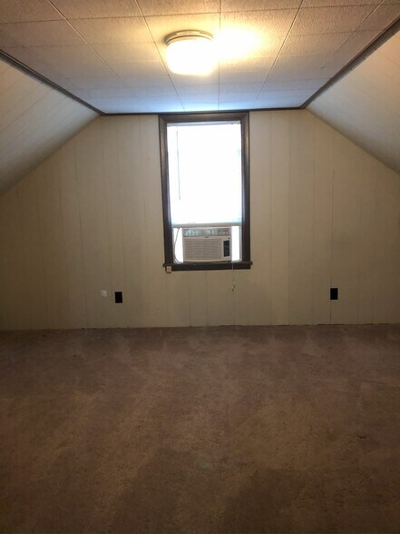 Building Photo - 123 N Spruce St