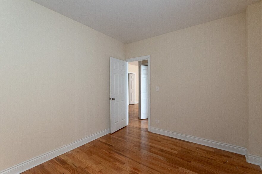 Building Photo - 617 W Cornelia Ave