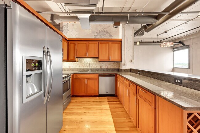 Building Photo - $2,000, 1 bed, 1.5 bath located in downtow...