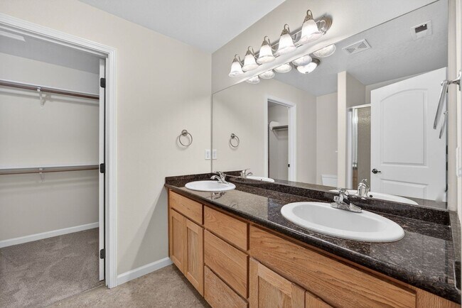 Building Photo - Spacious 2 Bedroom, 2 bath 2nd Floor Apartment