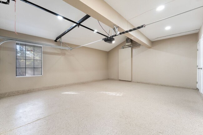 Building Photo - 968 Pinehurst Dr