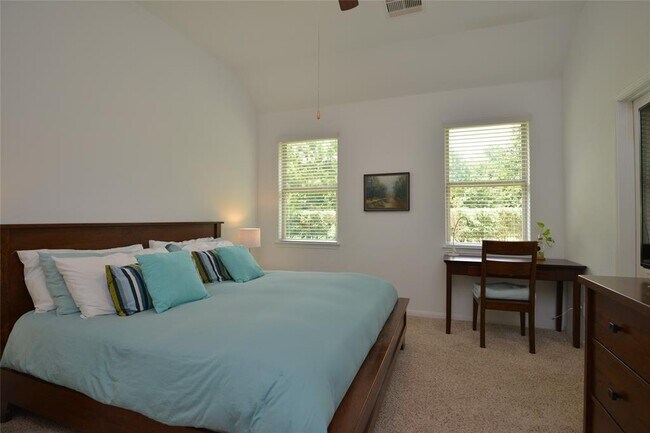 Building Photo - 18918 Cove Pointe Dr