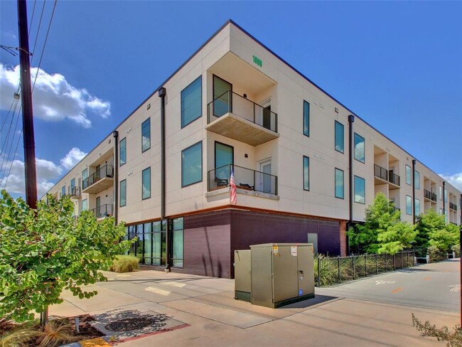 Building Photo - 1800 E 4th St