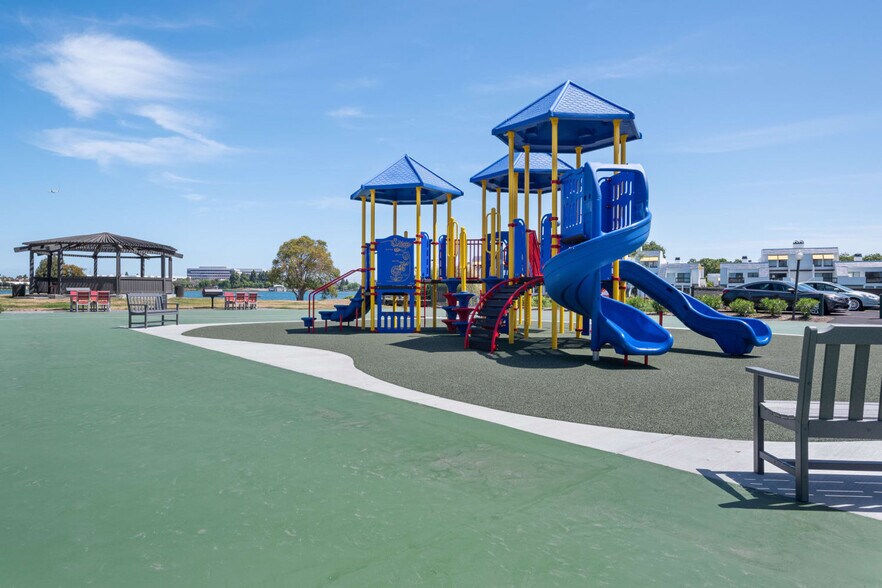 Building Photo - 788 Edgewater Blvd