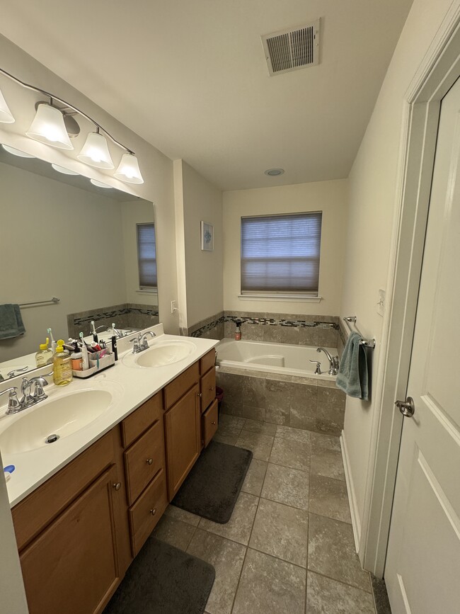 Building Photo - 721 Bender Rd