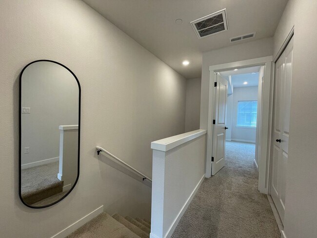 Building Photo - Beautiful, Bight & Modern 2Bd/2.5Ba Townhome in North Bethany! Two car attached garage, In unit l...