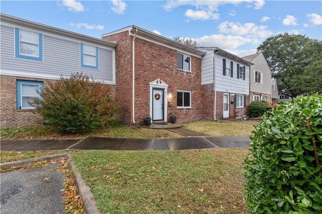 Building Photo - Updated Townhome in Virginia Beach