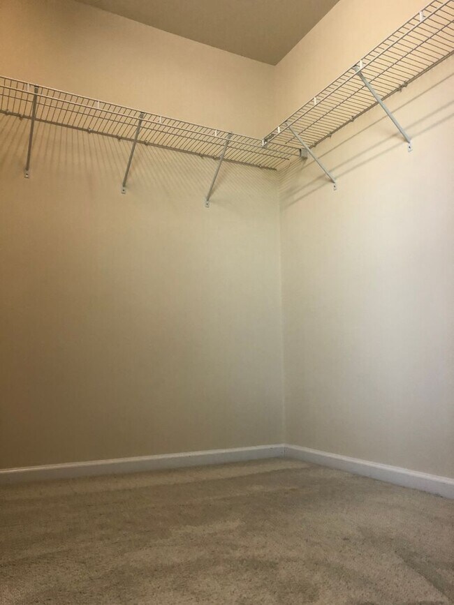 Building Photo - Stunning 3 bedroom, 2 1/2 bath 2 story home