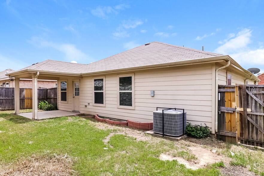 Building Photo - 2233 Sims Dr