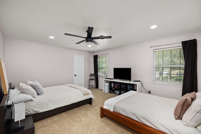 Building Photo - 827 Thicket Ln