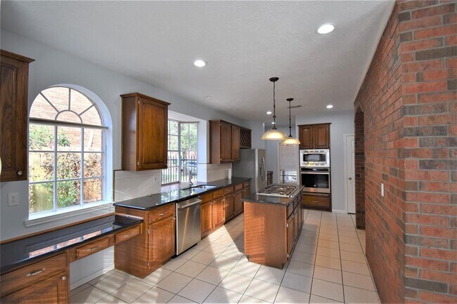 Building Photo - 1323 W Forest Dr
