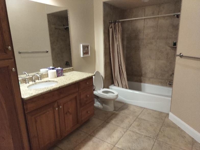 Building Photo - 810 S Dixie Dr